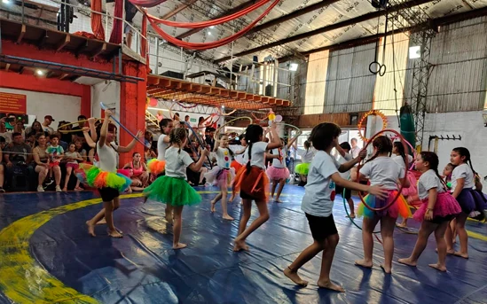 Clase de gimnasia artística para niños en Ituzaingó