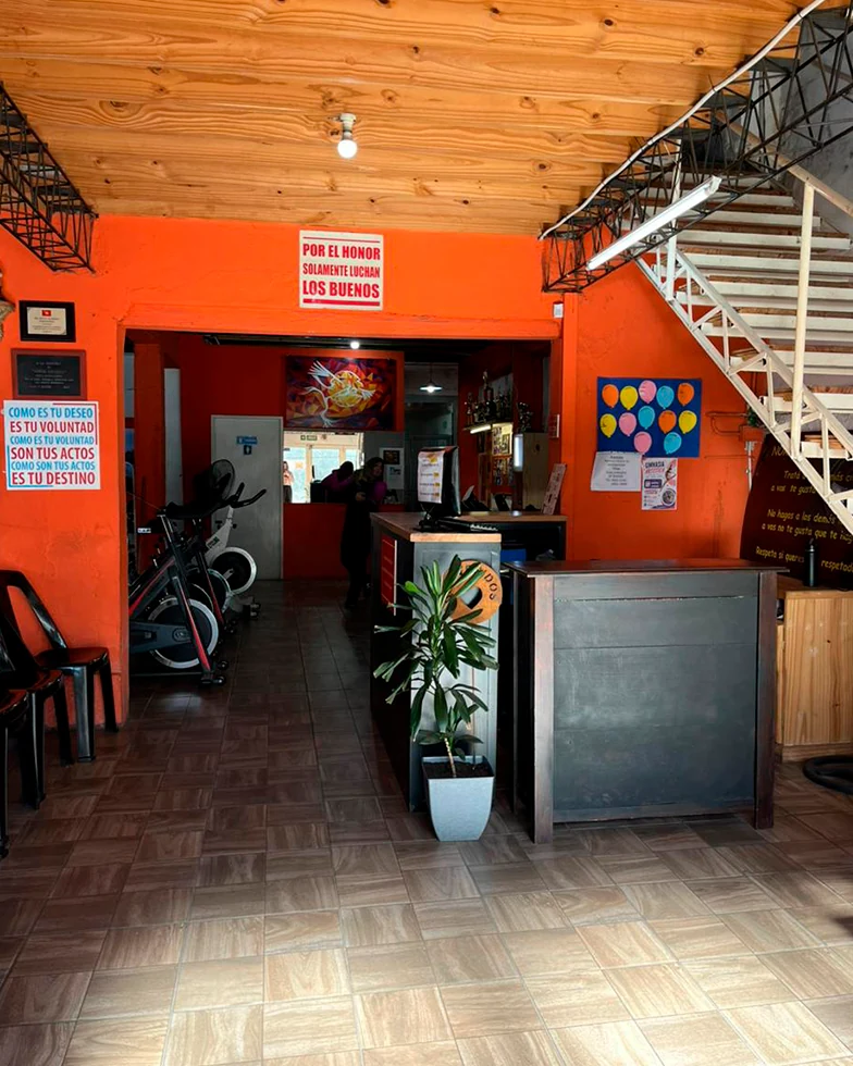 Recepción y salón de entrenamiento de la escuela deportiva Alas y Raíces en Ituzaingó