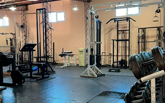 Sala de musculación y entrenamiento con máquinas en Ituzaingó
