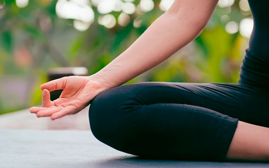 Clase de yoga y postura de meditación en Ituzaingó