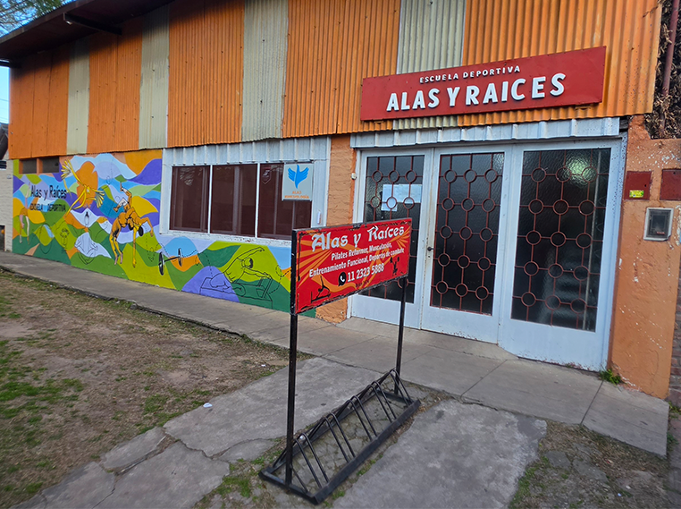 Frente del gimnasio Alas y Raíces en Belén 1474, Ituzaingó