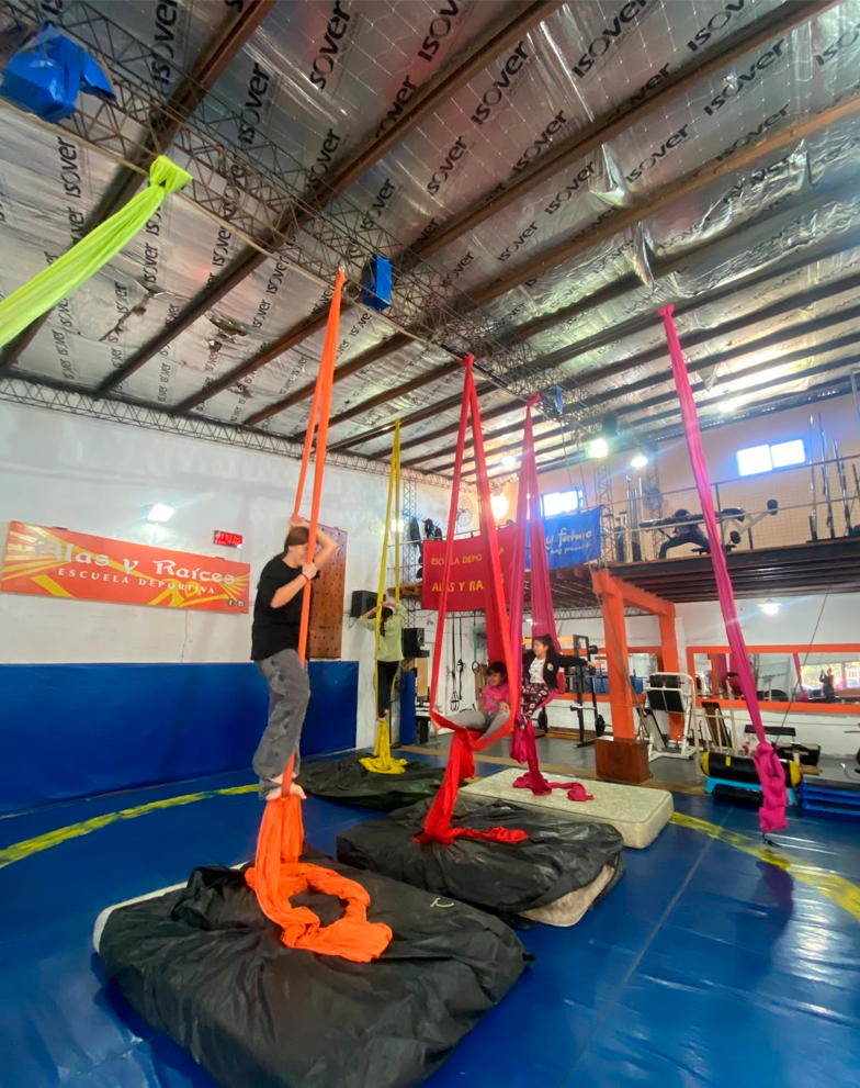 Clase de acrobacia en telas para chicos en Ituzaingó
